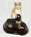 Picture of MOUSE ETATING BERRIES